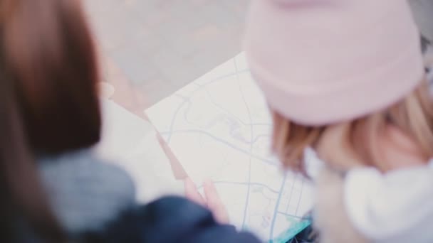 観光人および都市地図を見て女性のハイアングル ショット旅行ガイド一緒に冬の日のクローズ アップの背面図. — ストック動画