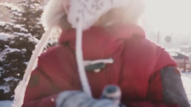 Удивительный Крупным Планом Снимок Милой Маленькой Девочки Играющей Снегу Бегущей — стоковое видео