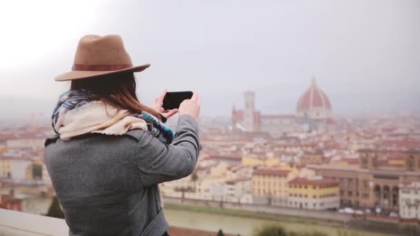 Happy touriste fille prendre smartphone photo de vue panoramique incroyable de l'hiver pluvieux Florence, Italie, à pied . — Video