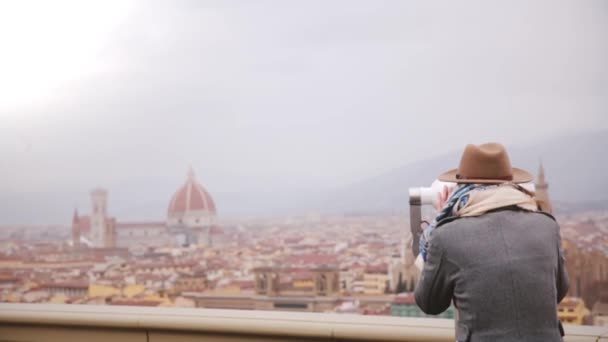 Vissza view boldog fiatal női utas pénzérmével működő távcső segítségével lenyűgöző városi panoráma az ősz, Firenze, Olaszország. — Stock videók