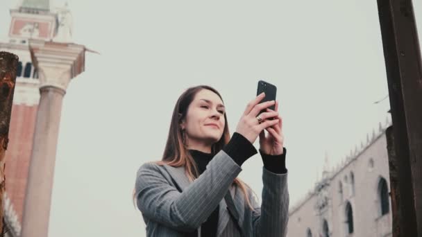 Feliz Atraente Turista Caucasiano Feminino Tirar Fotos Smartphones Edifícios Antigos — Vídeo de Stock