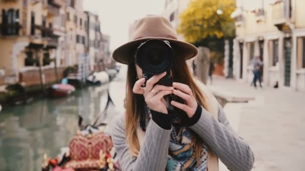 Porträtt av glad ung attraktiv kvinna leende, tar ett foto med professionell kamera av berömda Venedig canal, Italien. — Stockvideo