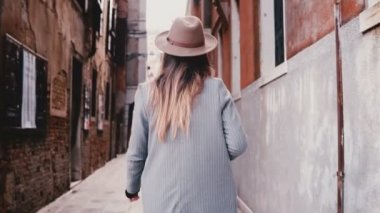 Venedik, İtalya antik dar sokakları keşfetmek keyif kamera ile profesyonel seyahat blogger kızın arkadan görünüm.