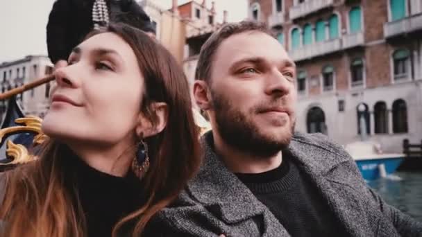 特写镜头的快乐微笑年轻的欧洲新婚夫妇在贡多拉享受威尼斯运河旅游游览蜜月. — 图库视频影像