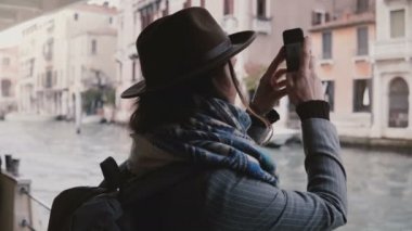 Mutlu çekici Kafkas işkadını Smartphone çekim bir gondol gezi turu Venedik tatil sırasında.