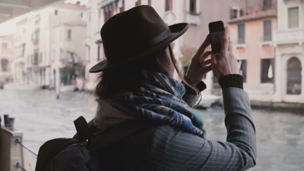 Szczęśliwy atrakcyjne kaukaski kobieta interesu, fotografowanie smartfonem Tour wycieczka gondolą podczas wakacji Venice. — Wideo stockowe