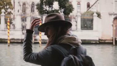 Arkadan görünüşü harika gondol Gezi Tur sonbahar Venedik tatil sırasında mutlu rahat Kafkas turist kadının