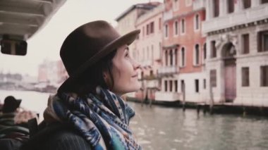 Beautiful beyaz turist kız gülümseyerek, şaşırtıcı atmosferik gondol Gezi Tur Güz Venedik zevk heyecan.