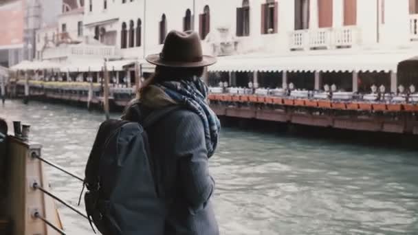 电影后视图拍摄愉快的当地年轻女子享受大气乘船游览沿城市河在威尼斯意大利. — 图库视频影像
