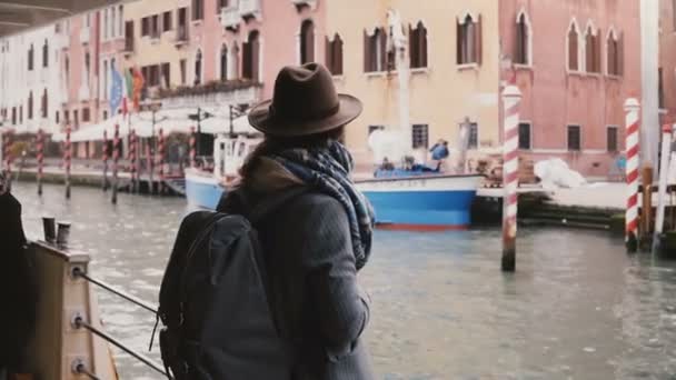Cámara inclina hacia abajo en la mujer feliz y tranquila turista disfrutando de la excursión en el canal de góndola atmosférica en Venecia Italia . — Vídeo de stock