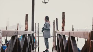 Sinematik geniş mutlu güzel kadının Romantik Venedik gondol pier mükemmel seyahat anları zevk kamera ile çekim