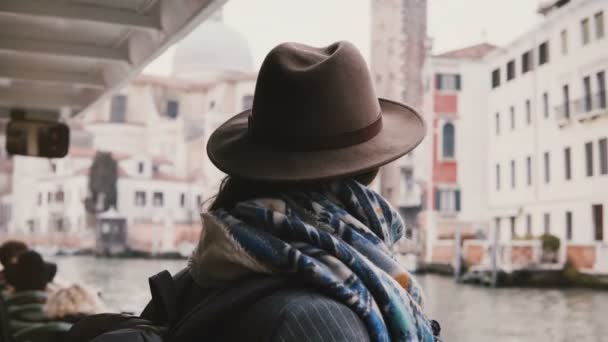Primer plano de hermosa chica bloguera de viajes del Cáucaso tomar fotos en increíble excursión en góndola en los canales de Venecia . — Vídeos de Stock