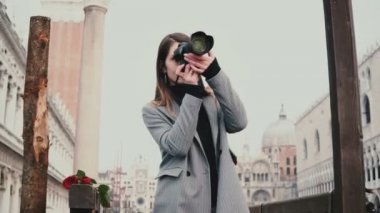 Güzel kadın profesyonel fotoğrafçı ile eski şehir Venedik İtalya ahşap sütunlar yakın çekim fotoğraf makinesi.