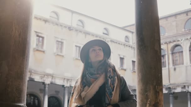 Glad professionell kvinnlig reporter med kamera som tar bilder på antika byggnad med antika pelarna i gamla staden Venedig — Stockvideo