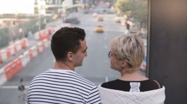 Bir köprü zevk güzel New York sokak görünümü güzel genç çok ırklı romantik çift ayakta ve yavaşça öpüşme