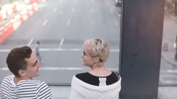 Mooie jonge multi-etnisch vrienden zittend op een brug genieten van prachtig uitzicht van de New York street, chatten en plezier. — Stockvideo