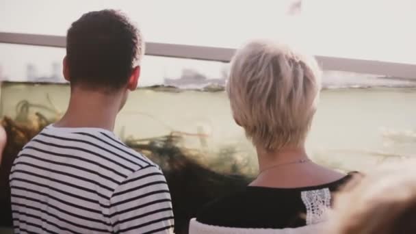 Zpomalený pohyb k nepoznání muž a žena stojí poblíž velké akvárium s a mořských řas. Romantický pár na rande. — Stock video