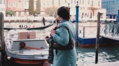 İki mutlu üst düzey beyaz kadın birlikte Kanal Köprüsü Venedik İtalya emeklilik tatil manzarayı boyunca yürümek..