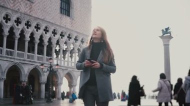 Eski antika San Marco Kent Meydanı Venedik, İtalya boyunca yürüyüş zevk mutlu genç şık Avrupa kadın turist.