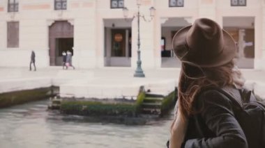 Mutlu genç güzel turist kadının antik kentin nehir setin Venedik İtalya boyunca inanılmaz tekne turu.