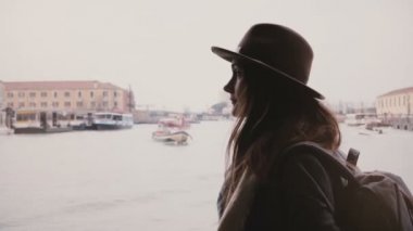 Huzurlu genç çekici kadın turist güzel tekne gezi tur boyunca yoğun şehir nehir kış Venedik İtalya.
