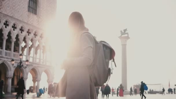 행복 한 여성 관광 놀라운 햇빛 렌즈 플레어 이탈리아 베니스의 산 마르코 광장의 스마트폰 사진 촬영. — 비디오