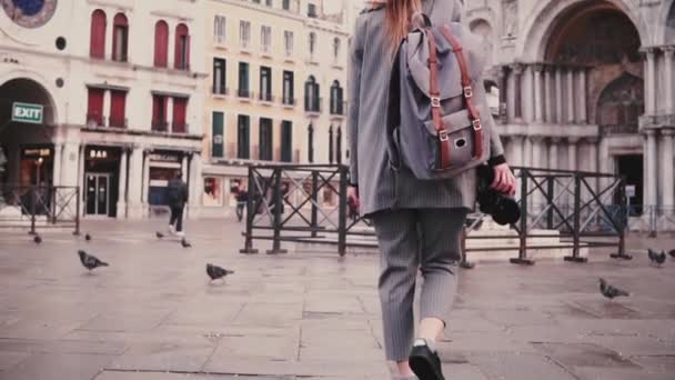 Câmera segue trabalhador freelance feminino na moda tirando fotos do antigo edifício da catedral de São Marcos em Veneza câmera lenta — Vídeo de Stock