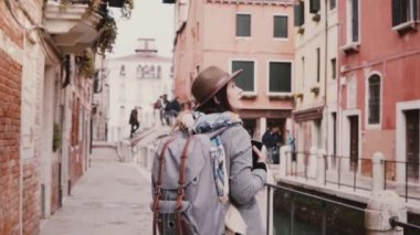 İnanılmaz su kanalı yürüyüş smartphone fotoğraf Venedik İtalya ağır çekimde sokak alarak mutlu güzel turist kız.