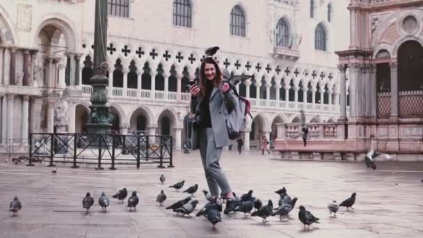 Boldog, izgatott, vonzó idegenforgalmi nő-galambok ül a karját, és a fejét a San Marco Velence-lassú mozgás. — Stock videók