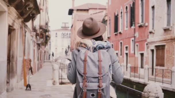 Felice bella turista donna che si diverte a passeggiare lungo la strada del canale d'acqua a Venezia Italia slow motion . — Video Stock