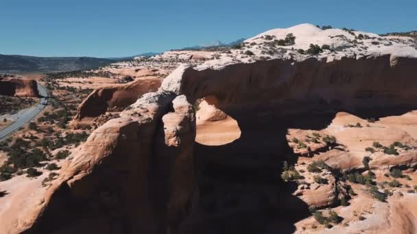 Increíble toma aérea de increíbles arcos de roca con turistas explorando increíble parque nacional americano montañas paisaje — Vídeos de Stock