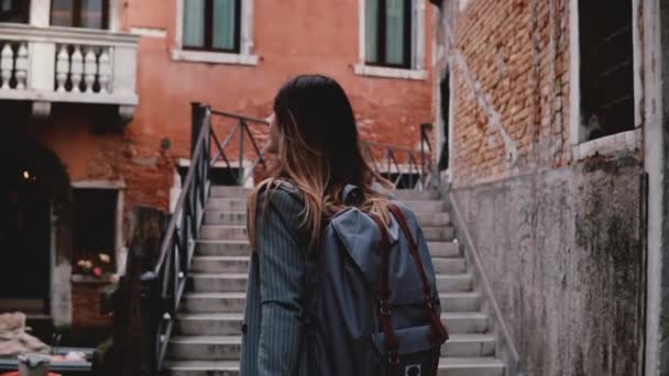 Κάμερα ακολουθεί όμορφα ταξίδια blogger γυναίκα που περπατά με κάμερα στα σκαλοπάτια στην οδό Βενετία, λαμβάνοντας μια φωτογραφία αργή κίνηση — Αρχείο Βίντεο