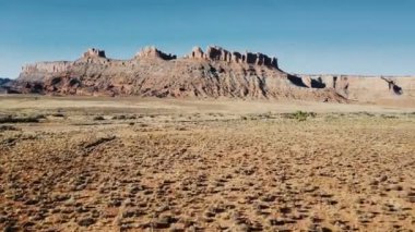 Uçak uçan üzerinde kumtaşı çöle doğru şaşırtıcı düz üst dağ kuru ve Amerikan Milli Parkı mavi gökyüzünde temizleyin.