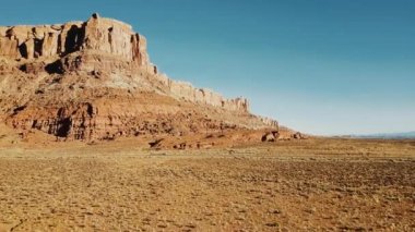 Kumtaşı çöle doğru Amerikan Milli Parkı büyük kuru vahşi manzara içinde büyük kayalık dağ üzerinde uçan uçak.