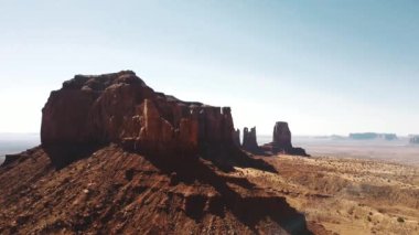 Drone doğru yüksek yukarıda epik kumtaşı çöl ve inanılmaz kırmızı kayalık dağ manzarası Amerikan Milli Parkı içinde kaydırma