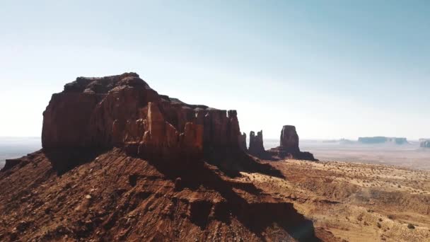 DRONY rýžování pravého vysoko nad epické pískovec desert a neuvěřitelné červené skalnaté horské panorama v americké národní park — Stock video