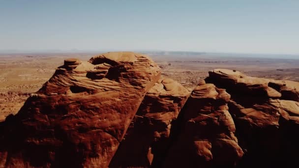 Drone s'élevant au-dessus des falaises massives dans la vallée des monuments en arizona révélant incroyables vastes espaces ouverts sans fin du désert — Video