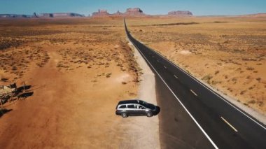 Gümüş steyşın araba alma ve Anıt Vadisi Arizona ikonik Amerikan çöl Otoban yol boyunca taşıma uçağı izler