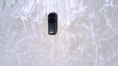 Üstten görünüm hava dron shot gümüş steyşın araba inanılmaz Tuz Gölü çöl düz şaşırtıcı doku ile boyunca sürüş.