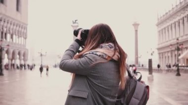 Güzel kadın seyahat blogger ile Kent Meydanı Venedik İtalya ağır çekimde çekim inanılmaz eski St Mark fotoğraf makinesi