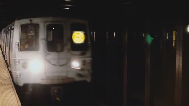 Vue de l'atmosphère du métro de New York arrive à la gare, les gens attendent au quai vu flou dans la réflexion — Video