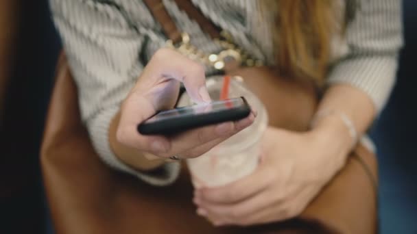 スマートフォンアプリのメッセンジャー、オンラインの友達とチャットの女性にメッセージを入力して女性の手の美しいクローズ アップ ショット. — ストック動画