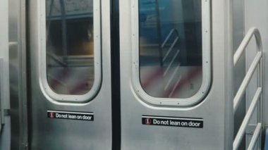 Hareket, her iki tarafta yalın işaretler uyarı sırasında araç kapıları kapalı New York City metro yeraltı iç atış Tren
