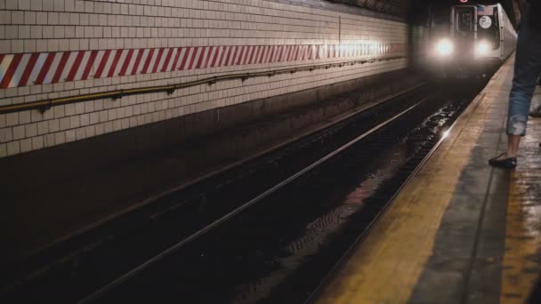 Cinemática hermosa toma de metro de la ciudad de Nueva York parada de tren en la estación, piernas de la gente entran y salen en la plataforma . — Vídeo de stock