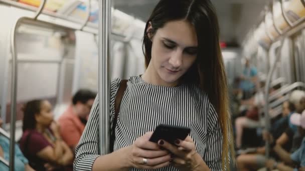 Serious hermosa mujer de negocios estresada confianza en el mensaje de mecanografía del tren del metro utilizando la aplicación de la oficina móvil smartphone — Vídeo de stock