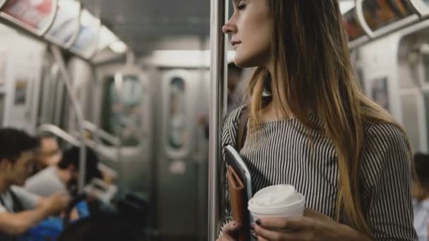 Sério bela empresária europeia cansada e estressada no trem do metrô, olhando ao redor com olhos tristes vazios . — Vídeo de Stock