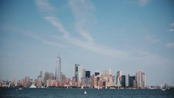 Niesamowite błękitne niebo nad New York City, łodzie rejs wzdłuż rzeki Hudson i Manhattan centrum centrum, wieżowiec skyline. — Wideo stockowe