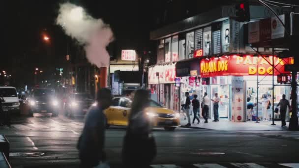 New York Aug 18 2017 mooie sfeervolle verlichte nacht straat met gele taxi's, mensen en damp buizen. — Stockvideo