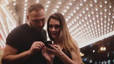 Romantik Çift smartphone harita, kullanarak şaşırtıcı Chicago tiyatroda ayakta turist etrafa gülümseyen mutlu.