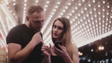 Birbirinizle konuşmak smartphone harita kullanarak şaşırtıcı Chicago tiyatroda ayakta turist arkadaş mutlu gülümseyen çift.